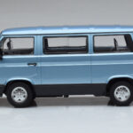 Volkswagen T3 Multivan Modra Norev 1:18 - image 3 of 6