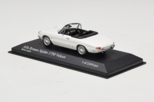 Alfa Romeo 1750 Spider Veloce Bela Minichamps 1:43 400120530 Kovina – slika 3 od 4