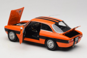 Alfa Romeo 2000 GTV Oranžen Norev 1:18 187918 Kovina – slika 5 od 8
