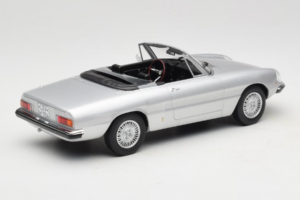 Alfa Romeo 2000 Spider Srebrn Norev 1:18 187884 Kovina – slika 2 od 6