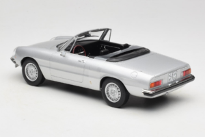 Alfa Romeo 2000 Spider Srebrn Norev 1:18 187884 Kovina – slika 5 od 6