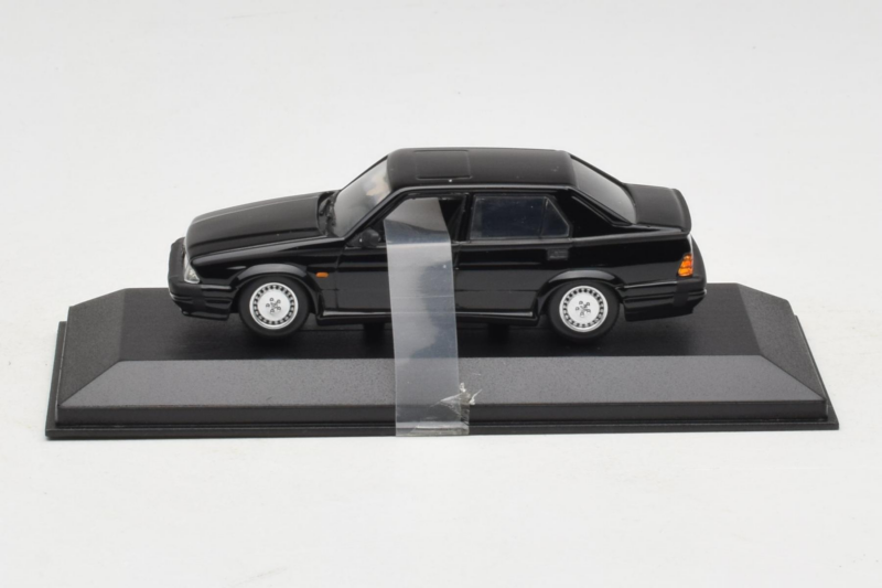 Alfa Romeo 75 3.0 V6 Črna Minichamps 1:43 403120463 Kovina