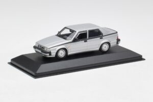 Alfa Romeo 75 3.0 V6 Srebrn Minichamps 1:43 400120461 Kovina – slika 2 od 4