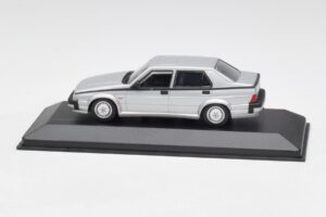 Alfa Romeo 75 3.0 V6 Srebrn Minichamps 1:43 400120461 Kovina