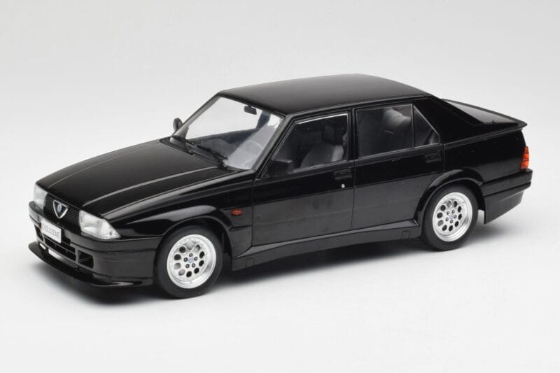 Alfa Romeo 75 Turbo Evoluzione Črn MCG 1:18 MCG18429 Kovina