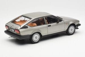 Alfa Romeo Alfetta GTV 2.0 Siv Metalik AUTOart 1:18 70147 Kovina – slika 3 od 8