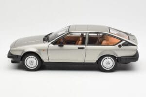 Alfa Romeo Alfetta GTV 2.0 Siv Metalik AUTOart 1:18 70147 Kovina – slika 4 od 8