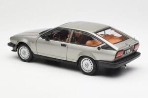 Alfa Romeo Alfetta GTV 2.0 Siv Metalik AUTOart 1:18 70147 Kovina – slika 7 od 8