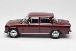 Alfa Romeo Giulia 1300 Temno Rdeč Minichamps 1:18 180120906 Kovina – slika 4 od 8