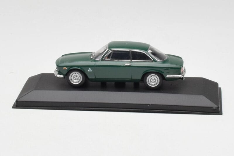 Alfa Romeo Giulia GTA 1300 Junior Zelen Minichamps 1:43 ALFA010 Kovina