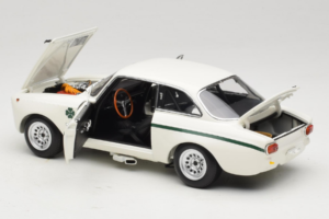 Alfa Romeo GTA 1300 Junior Bel Minichamps 1:18 100120501 Kovina – slika 5 od 8
