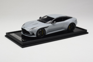 Aston Martin DB12 Nardo Gray MotorHelix 1:18 MH027NG Smola – slika 2 od 7