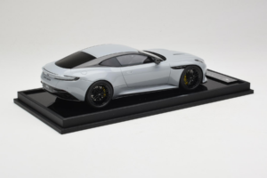 Aston Martin DB12 Nardo Gray MotorHelix 1:18 MH027NG Smola – slika 3 od 7