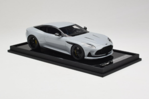 Aston Martin DB12 Nardo Gray MotorHelix 1:18 MH027NG Smola – slika 4 od 7