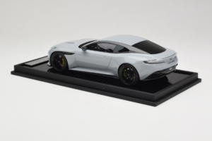 Aston Martin DB12 Nardo Gray MotorHelix 1:18 MH027NG Smola – slika 5 od 7
