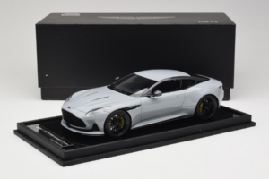 Aston Martin DB12 Nardo Gray MotorHelix 1:18 MH027NG Smola – slika 7 od 7