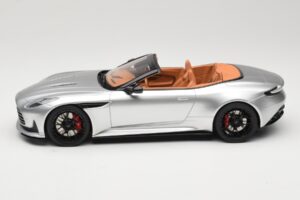 Aston Martin DB12 Volante Srebrna GT Spirit 1:18 GT945 Smola – slika 3 od 6