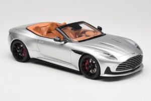 Aston Martin DB12 Volante Srebrna GT Spirit 1:18 GT945 Smola – slika 4 od 6