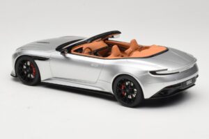 Aston Martin DB12 Volante Srebrna GT Spirit 1:18 GT945 Smola – slika 5 od 6