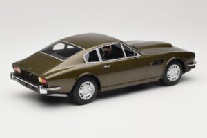 Aston Martin DBS Olive Zelena CMR 1:18 CMR003 Kovina – slika 2 od 6