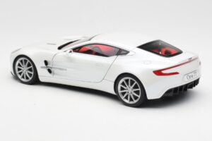 Aston Martin One-77 Morning Frost Bel AUTOart 1:18 70244 Kovina – slika 7 od 8