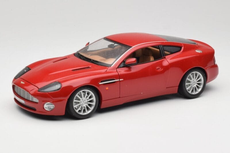 Aston Martin V12 Vanquish Rdeča Bburago 1:18 34063 Kovina