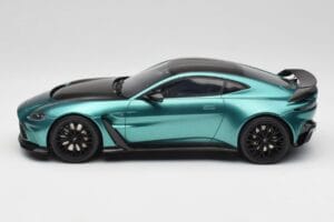 Aston Martin V12 Vantage Racing Green GT Spirit 1:18 GT922 Smola – slika 3 od 6