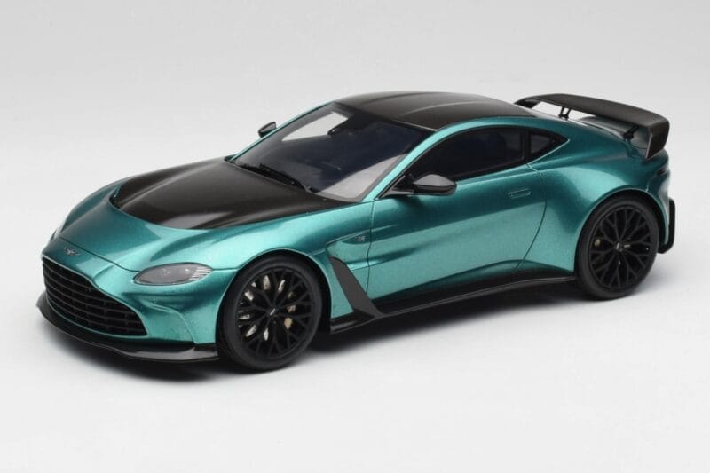 Aston Martin V12 Vantage Racing Green GT Spirit 1:18 GT922 Smola