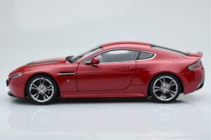 Aston Martin V12 Vantage Rdeč AUTOart 1:18 70208 Kovina – slika 4 od 8