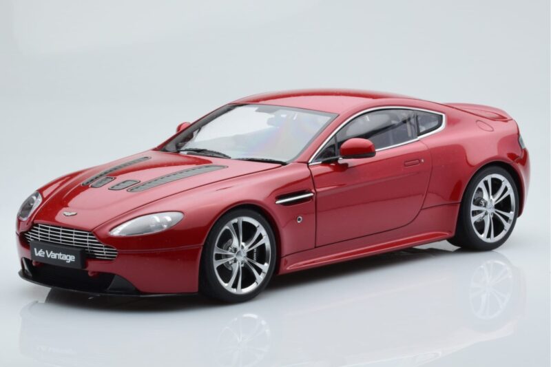 Aston Martin V12 Vantage Rdeč AUTOart 1:18 70208 Kovina