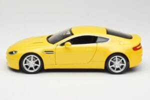 Aston Martin V8 Vantage Rumen Hot Wheels 1:18 G7159 Kovina – slika 4 od 8