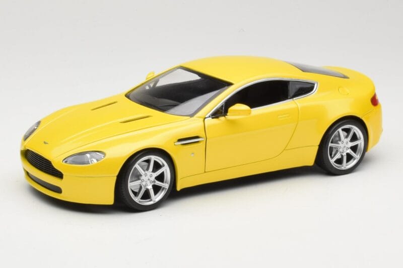 Aston Martin V8 Vantage Rumen Hot Wheels 1:18 G7159 Kovina