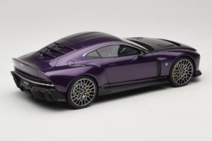 Aston Martin Valour Temno Modra GT Spirit 1:18 GT944 Smola – slika 2 od 6