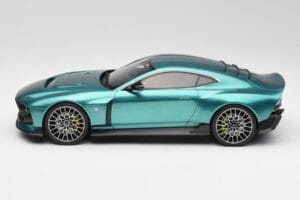 Aston Martin Valour Racing Green GT Spirit 1:18 GT480 Smola – slika 3 od 6