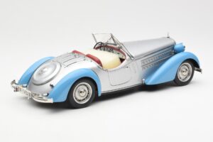 Audi 225 Front Roadster Modro Srebrna CMC 1:18 M-075B Kovina – slika 2 od 6
