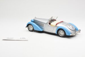 Audi 225 Front Roadster Modro Srebrna CMC 1:18 M-075B Kovina – slika 5 od 6