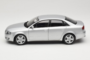 Audi A4 B7 Srebrna Minichamps 1:18 100014402 Kovina – slika 4 od 8