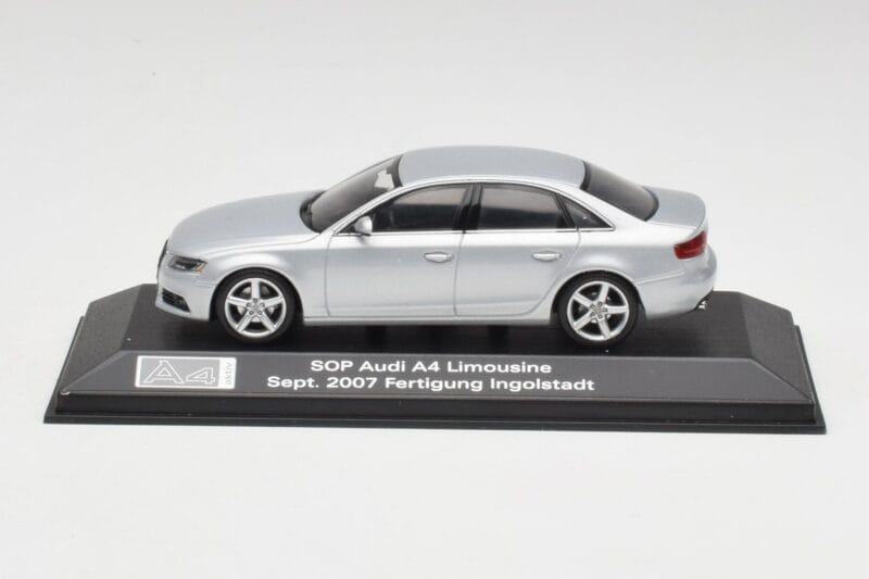 Audi A4 B8 3.2 Quattro Ice Srebrna Minichamps 1:43 5010704113 Kovina