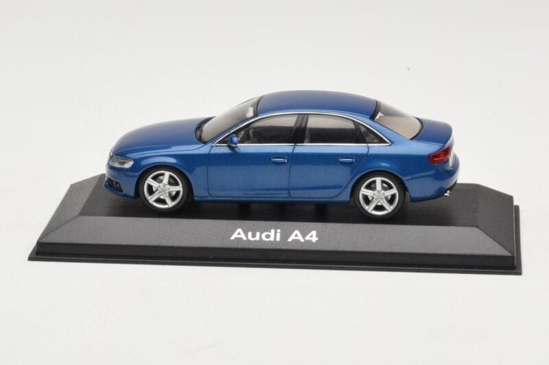 Audi A4 B8 3.2 Quattro Aruba Blue Minichamps 1:43 5010704123 Kovina