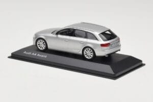 Audi A4 B8 Avant Ice Silver Minichamps 1:43 5011204213 Kovina – slika 3 od 4