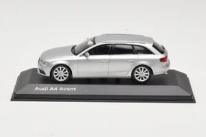 Audi A4 B8 Avant Ice Silver Minichamps 1:43 5011204213 Kovina