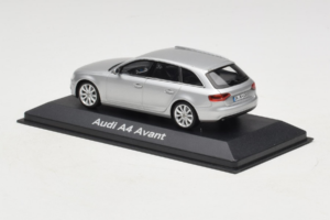 Audi A4 B8 Avant Ice Silver Minichamps 1:43 5011204213-R1 Kovina – slika 3 od 4