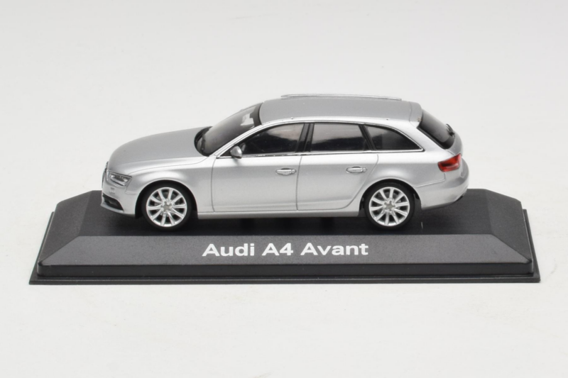 Audi A4 B8 Avant Ice Silver Minichamps 1:43 5011204213-R1 Kovina