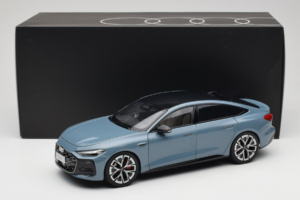 Audi A5L Sportback Sivkasto Modra OEM 1:18 ZAM60004B Kovina – slika 8 od 8