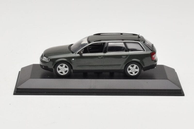 Audi A6 C5 Avant Temno Siv Minichamps 1:43 AUDI006 Kovina