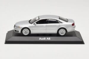 Audi A8 D3 Svetlo Srebrna Minichamps 1:43 5010508113 Kovina