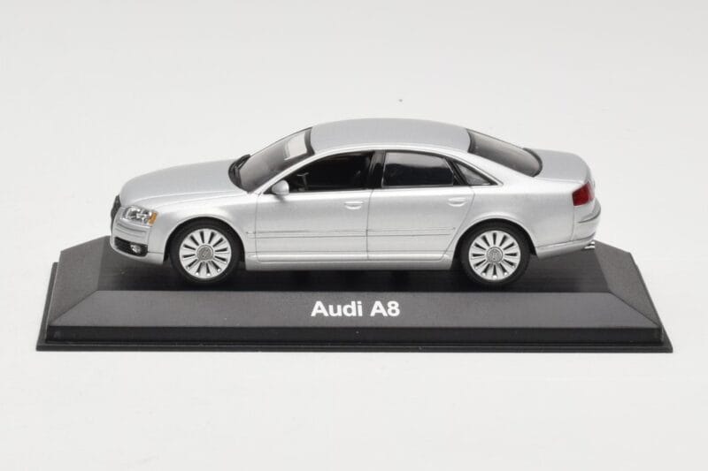 Audi A8 D3 Svetlo Srebrna Minichamps 1:43 5010508113 Kovina