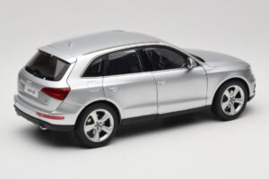 Audi Q5 8R Ice Silver Kyosho 1:18 09242IS Kovina – slika 3 od 8