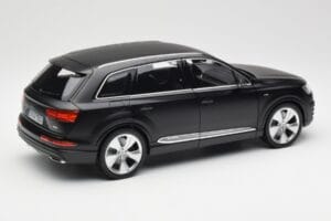 Audi Q7 4M Mat Črna Minichamps 1:18 110014001 Kovina – slika 3 od 8