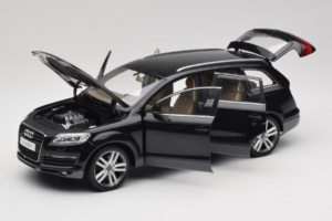 Audi Q7 Črn Kyosho 1:18 09221BK Kovina – slika 2 od 8